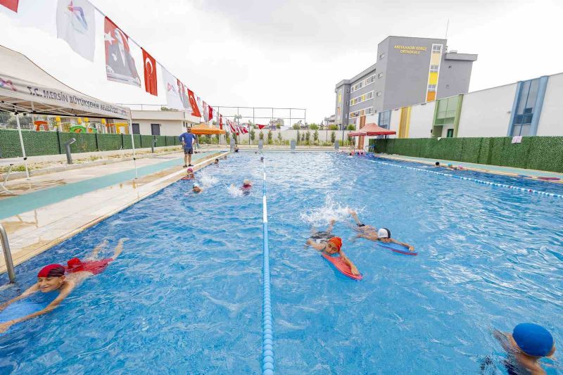Mersin’de 7’den 77’ye herkes yüzme kurslarında buluşuyor