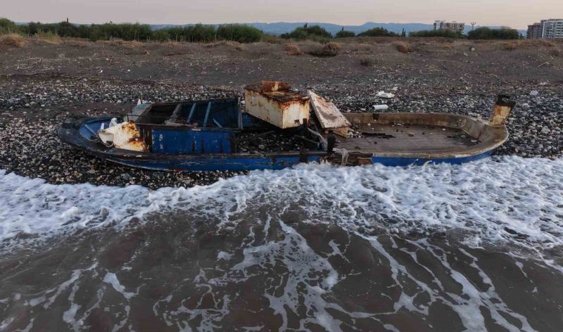 Caretta cerattaların yuvalama alanındaki kıyıya batık tekne vurdu